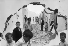 c0633-cartier-bresson-seville-spain-1944-wall-hole-children-playing