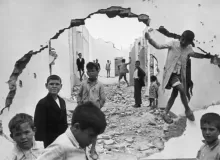 c0633-cartier-bresson-seville-spain-1944-wall-hole-children-playing