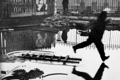 henri-cartier-bresson_behind-gare-st-lazare-690x560